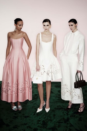 بالتأكيد تبحثين عن مجموعة لا تشبه غيرها، تحمل فخامة واضحة من دون مبالغة، وتجمع بين الجرأة والاتزان بأسلوب ذكي.